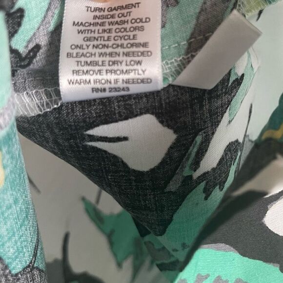 2/$22 New York & Company Green Floral Short Sleeve Button Up Top; SZ S; BNWT - Picture 6 of 7